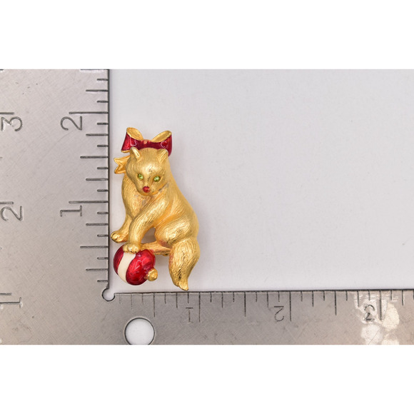 Vero Vintage Christmas Kitten Pin Brooch Cat Brushed Gold Red Bow Signed BinBP - Picture 12 of 12